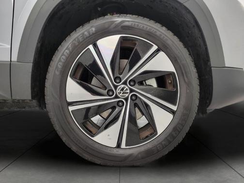 Pyrite Silver Metallic 2025 Volkswagen Taos 1.5T SE