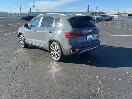 Pure Gray 2022 Volkswagen Taos SE