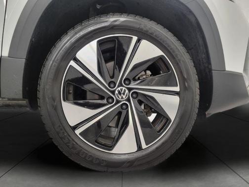 Pure White 2025 Volkswagen Taos 1.5T SE