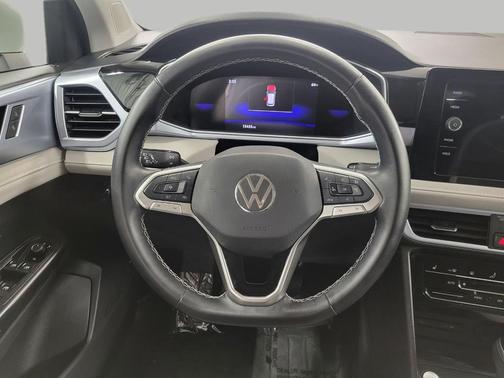 Pure White 2025 Volkswagen Taos 1.5T SE