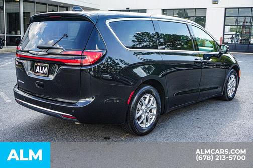 Brilliant Black Crystal Pearlcoat 2023 Chrysler Pacifica Touring-L