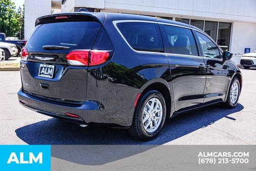 Brilliant Black Crystal Pearlcoat 2023 Chrysler Voyager LX