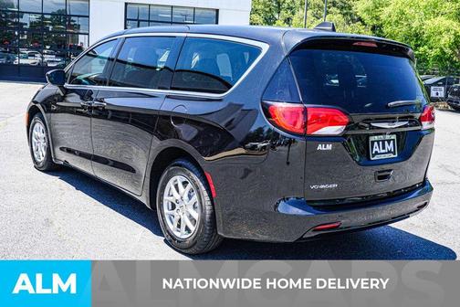 Brilliant Black Crystal Pearlcoat 2023 Chrysler Voyager LX