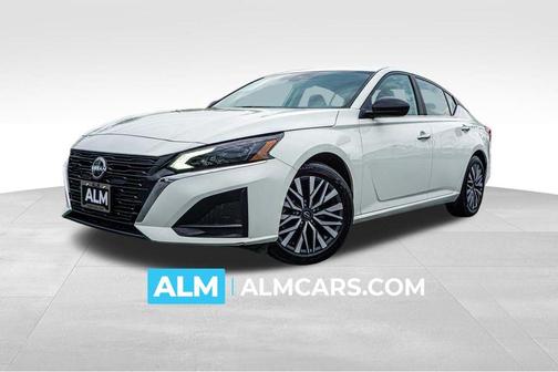 Glacier White 2025 Nissan Altima SV