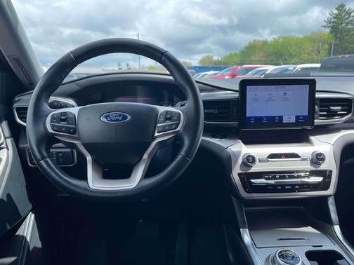 Star White Metallic Tri-Coat 2023 Ford Explorer XLT