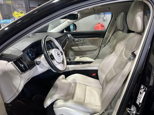 2017 Volvo V90 Cross Country T6