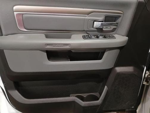 Bright White Clearcoat 2019 RAM 1500 SLT