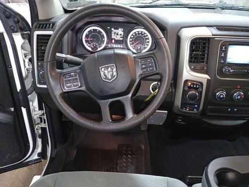 Bright White Clearcoat 2019 RAM 1500 SLT