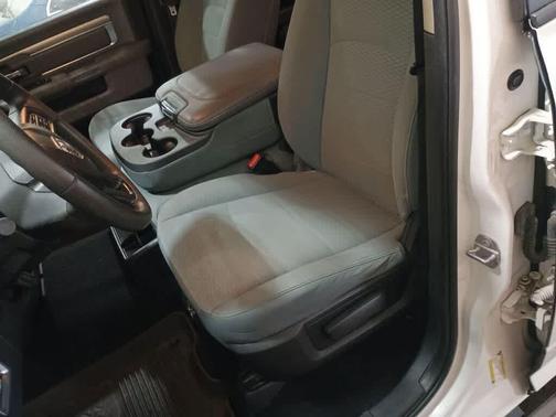 Bright White Clearcoat 2019 RAM 1500 SLT
