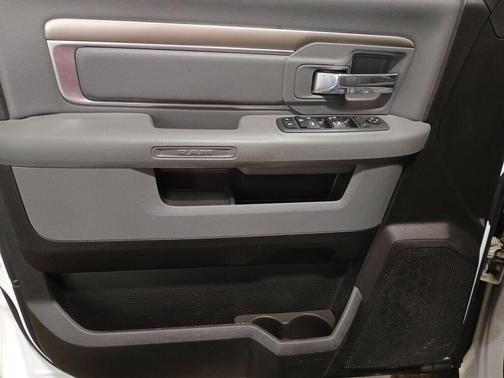 Bright White Clearcoat 2019 RAM 1500 SLT