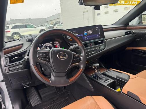 2022 Lexus ES 300h Ultra Luxury