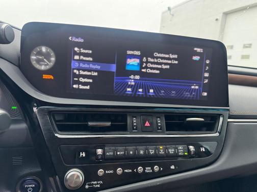 2022 Lexus ES 300h Ultra Luxury