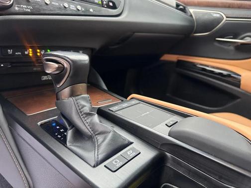 2022 Lexus ES 300h Ultra Luxury