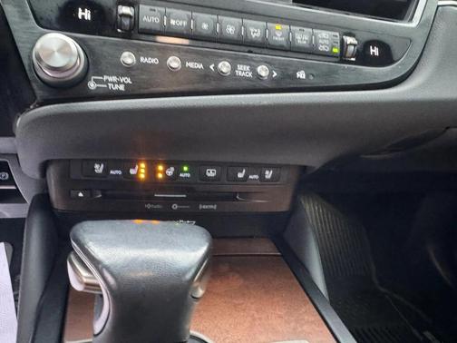 2022 Lexus ES 300h Ultra Luxury