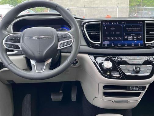 Bright White Clearcoat 2024 Chrysler Pacifica Touring L
