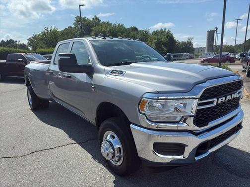 2024 RAM 3500 Tradesman Crew Cab 4x4 8 Box
