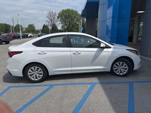 Frost White Pearl 2020 Hyundai Accent SE