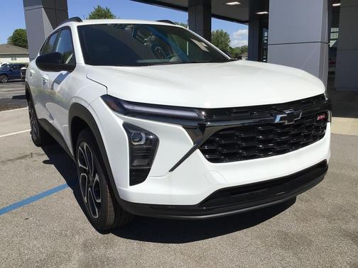 Summit White 2026 Chevrolet Trax FWD 2RS