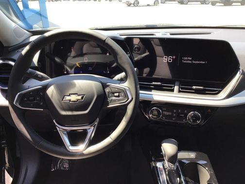 Mosaic Black Metallic 2026 Chevrolet Trax LT