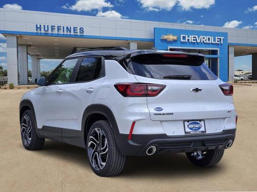 Iridescent Pearl Tricoat 2026 Chevrolet Trailblazer RS