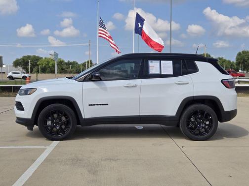 Bright White Clearcoat 2023 Jeep Compass Altitude