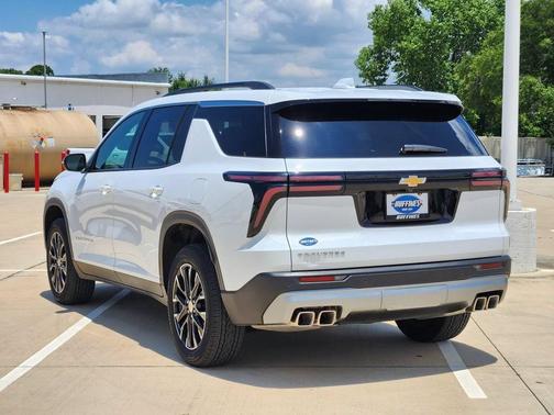 Summit White 2026 Chevrolet Traverse LT