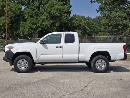 White 2022 Toyota Tacoma SR