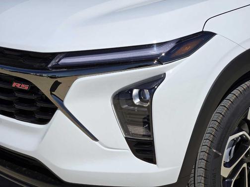 Summit White 2026 Chevrolet Trax 2RS