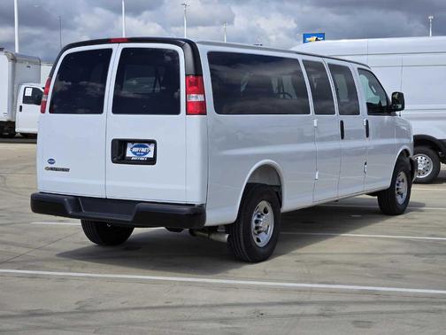 2025 Chevrolet Express 3500 LS