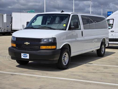 2025 Chevrolet Express 3500 LS