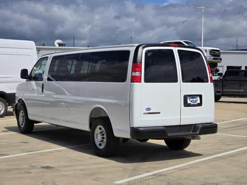 2025 Chevrolet Express 3500 LS