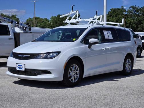 2022 Chrysler Voyager LX