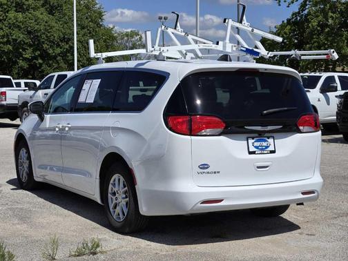 2022 Chrysler Voyager LX