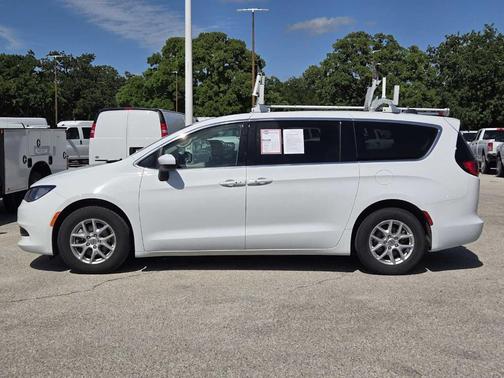 2022 Chrysler Voyager LX
