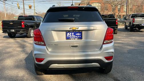 Silver Ice Metallic 2022 Chevrolet Trax LT