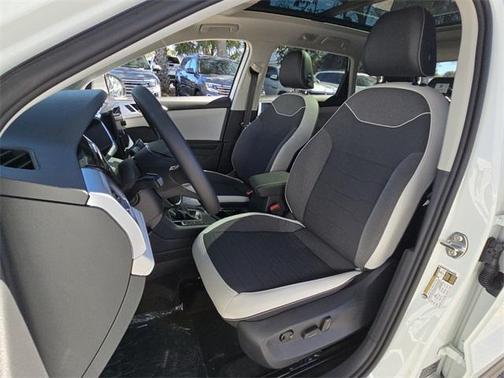 2025 Volkswagen Taos 1.5T SE Black