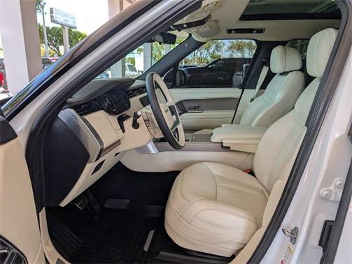 2025 Land Rover Range Rover P550e SE