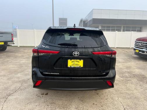 2022 Toyota Highlander LE