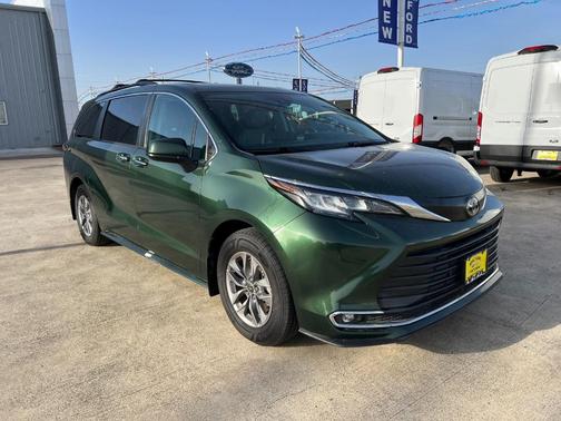2022 Toyota Sienna XLE