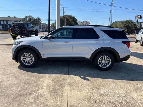 White Metallic 2026 Ford Explorer Active