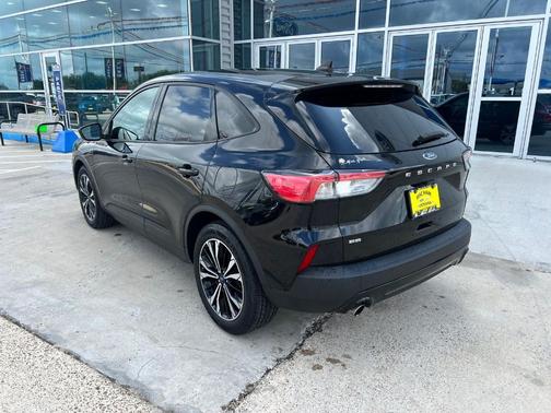 Black Metallic 2022 Ford Escape SE