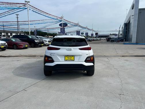 2021 Hyundai KONA SEL Plus