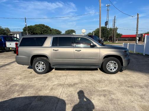Pepperdust Metallic 2019 Chevrolet Suburban LT
