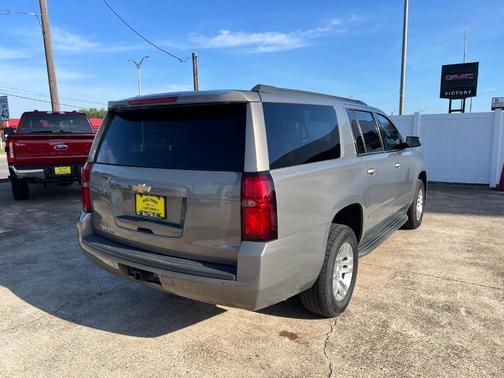 Pepperdust Metallic 2019 Chevrolet Suburban LT