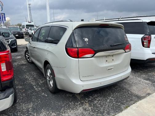 2017 Chrysler Pacifica Touring-L Plus