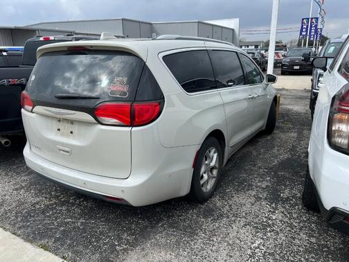 2017 Chrysler Pacifica Touring-L Plus