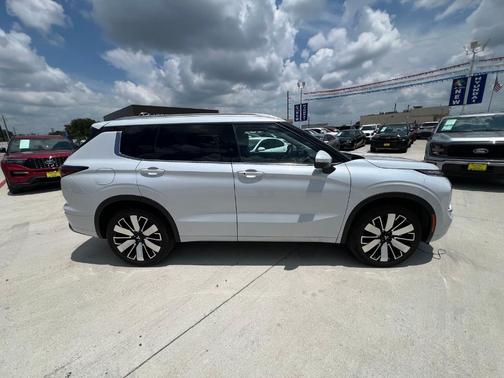 White Diamond 2025 Mitsubishi Outlander SEL