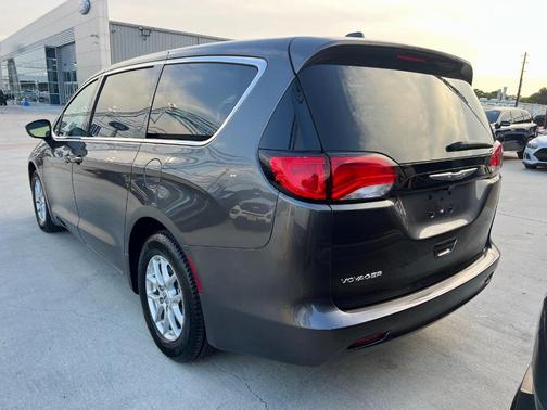 2022 Chrysler Voyager LX
