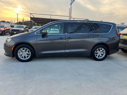 2022 Chrysler Voyager LX