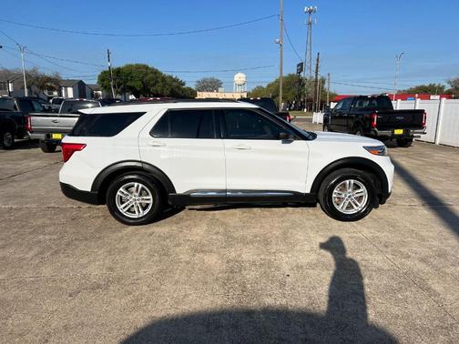 Oxford White 2021 Ford Explorer XLT
